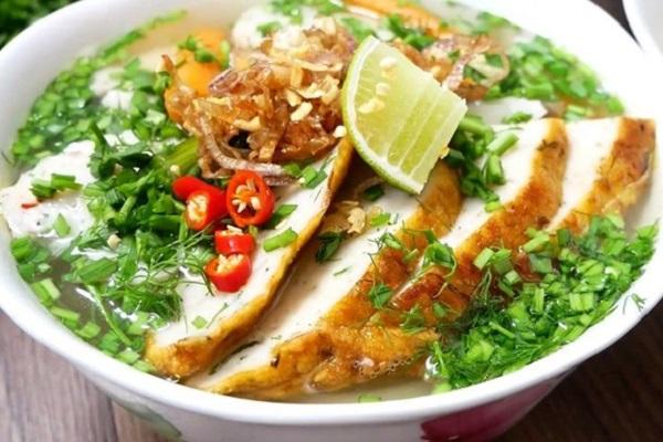 Bánh canh chả cá ở Đảo Bình Hưng