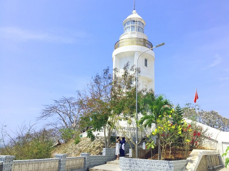Hải đăng Hòn Chút ở Đảo Bình Hưng