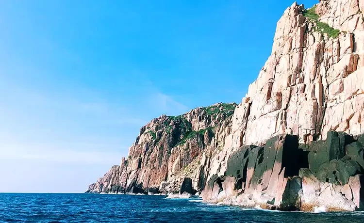 Vịnh Đá Dách ở Đảo Bình Hưng
