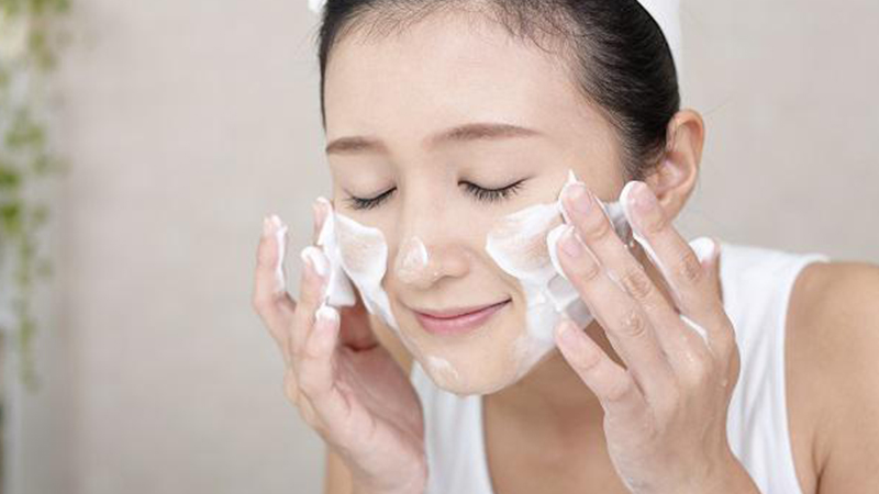 Bước 1 khi sử dụng serum chống nắng Vaseline