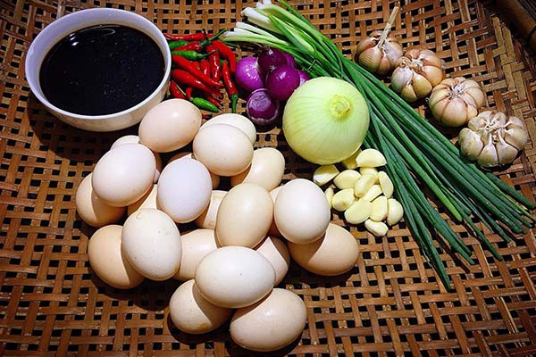 Trứng gà ngâm tương 